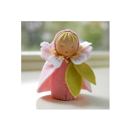 kit poupée fleur de cerisier, en feutrine pour table de saison steiner waldorf, de witte engel